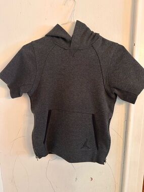 Jordan • Short Sleeve Hoodie • Size M Boys • Charcoal • Basketball • Streetwear